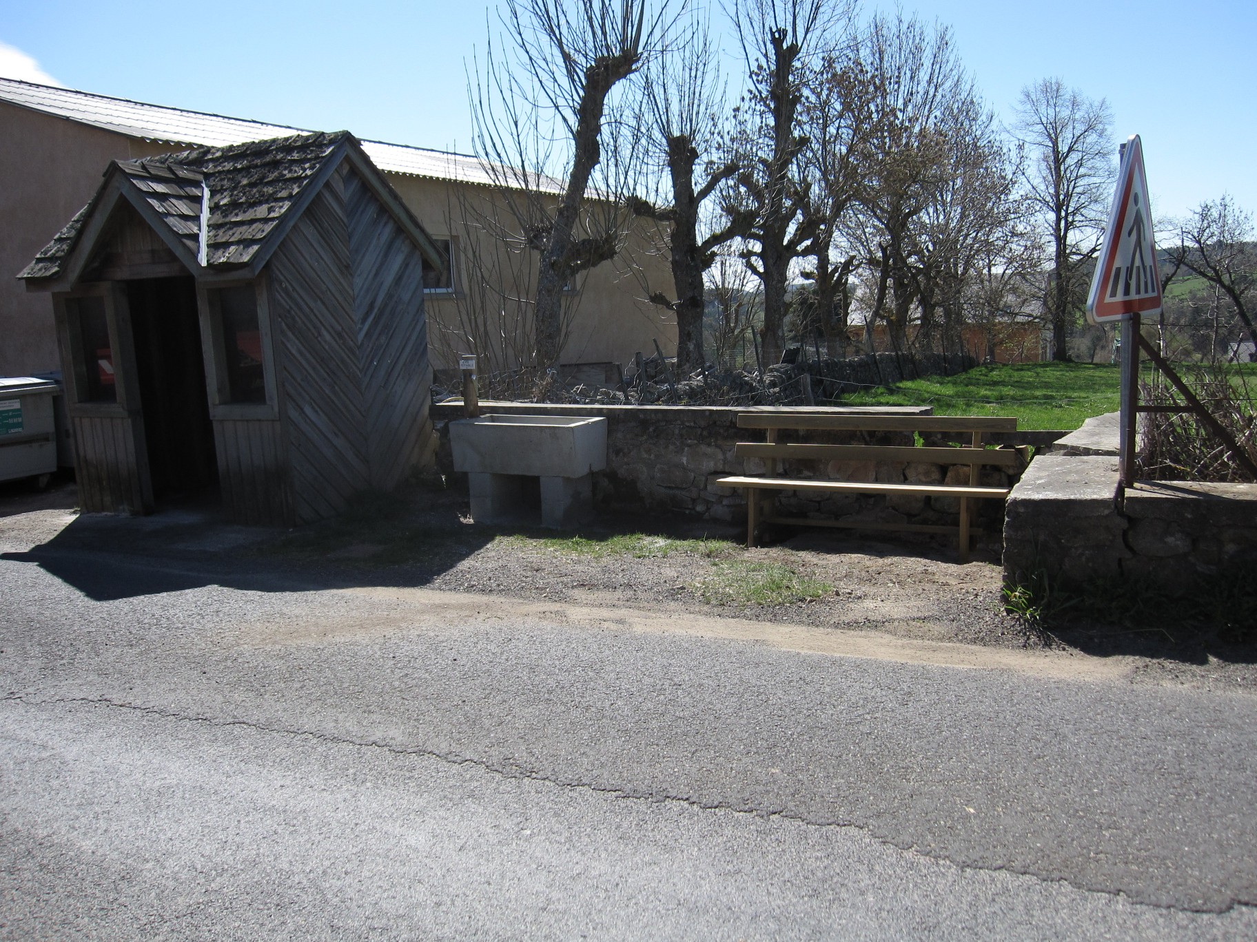 banc et abreuvoir récemment installés près de l'abri scolaire à Lasbros