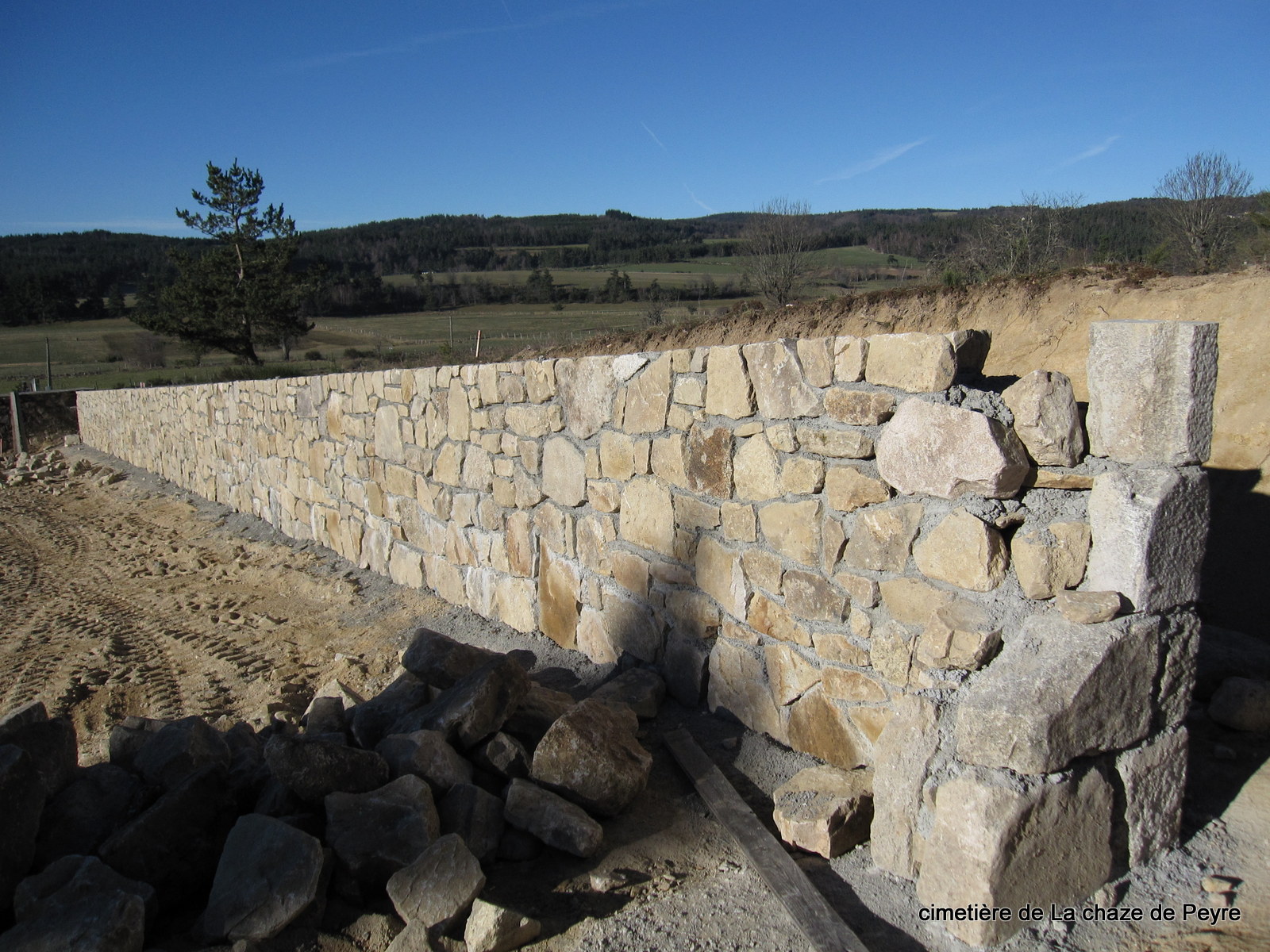 Mur du cimetière en cours de construction